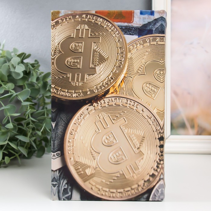 копилка в форме биткоина, рядом растёт дерево с долларами