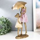 Сувенир полистоун "Мама с дочкой под зонтом на ветру" 12,5х16,5х33 см - фото 6806823