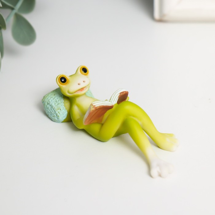 Фигурка полистоун «Лягушонок: чтение лёжа», 1.9×6.1×2.4 см - Фото 1