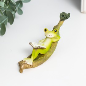 Сувенир полистоун "Лягушонок читает книжку на листике с хамелеоном" 4,6х3х12 см