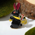 Брошь «Заяц» путешественник, цветная в золоте - Фото 3