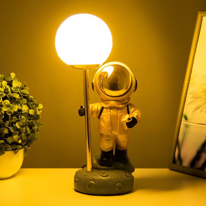 Настольная лампа "Космонавт" LED USB бело-золотой 14х10,5х31,5 см RISALUX - фото 1906184508
