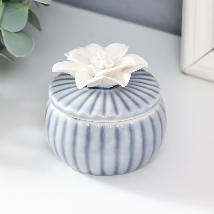 Шкатулка керамика "Белый цветок" голубая 7х7х6 см - Фото 1