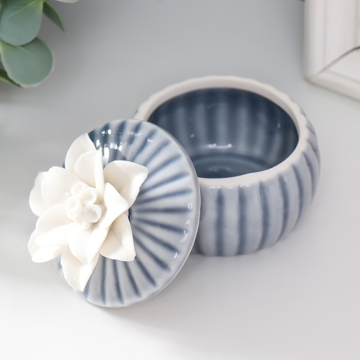 Шкатулка керамика "Белый цветок" голубая 7х7х6 см - фото 1897378925