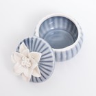 Шкатулка керамика "Белый цветок" голубая 7х7х6 см - Фото 3