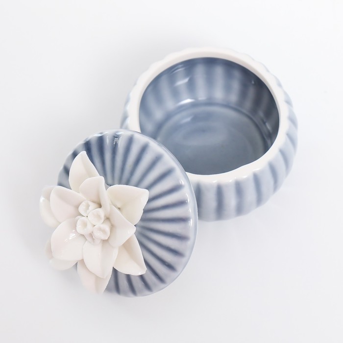 Шкатулка керамика "Белый цветок" голубая 7х7х6 см - фото 1897378926