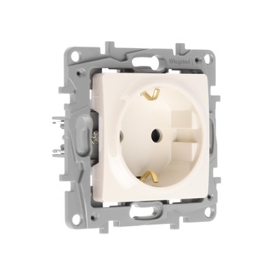Розетка Legrand Etika, 16 А, одноместная, скрытая, с з/к, со шторками, слоновая кость