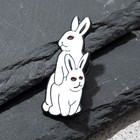 Значок «Кролики» 18+, цвет белый в чёрном металле - Фото 1