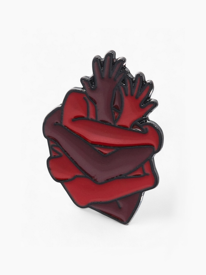Значок «Сердце» объятие, цвет красный в чёрном металле - Фото 1