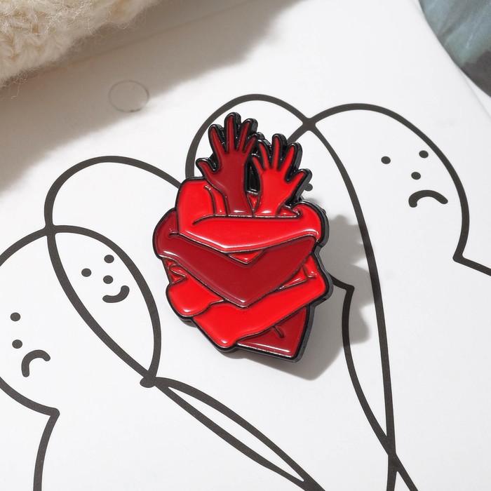 Значок "Сердце" объятие, цвет красный в чёрном металле - Фото 1