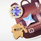 Набор брошей деревянных (3шт) "Рюкзак" путешественник, цветные - Фото 3