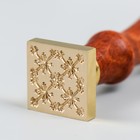 Печать для сургуча с деревянной ручкой "Цветы в узорах" 9х2,2х2,2 см - фото 7307352