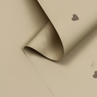 Пленка для цветов матовая  "Сердца", бежевые на капучино, 57 см х 10 м, 60 мкм - фото 10359345