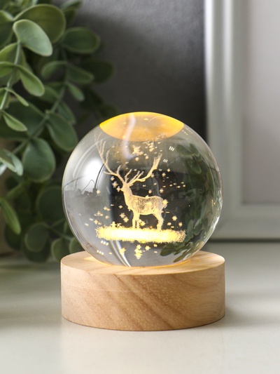 Световая фигурка стекло «Шар. Голограмма: Олень и птицы», d=6 см, подставка дерево, USB, 6.5×6.5×7.5 см