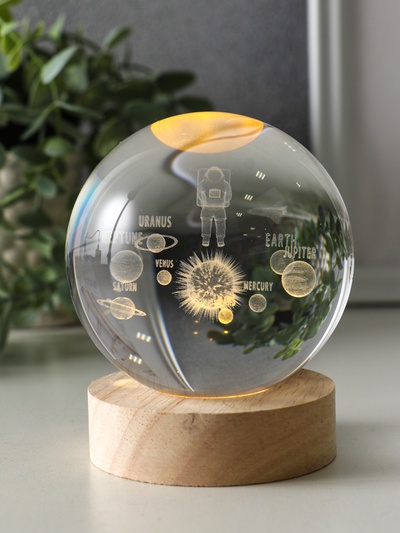 Световая фигурка стекло «Шар. Голограмма: Космонавт и планеты», d=8 см, подставка дерево, USB, 8×8×9.5 см