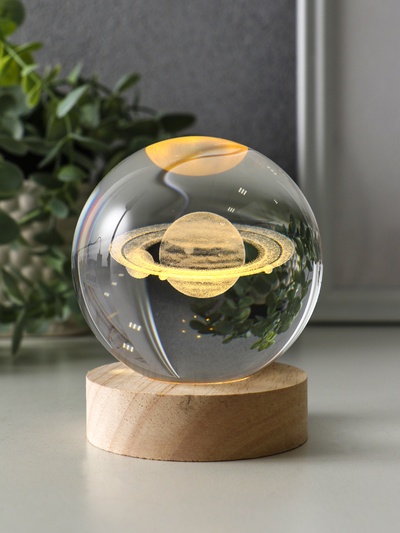 Световая фигурка стекло «Шар. Голограмма: Солнечная система», d=8 см, подставка дерево, USB, 8×8×9.5 см