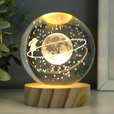 Световая фигурка стекло «Шар. Голограмма: Девочка в космосе», d=8 см, подставка дерево, USB-ночник, 8×8×9.5 см