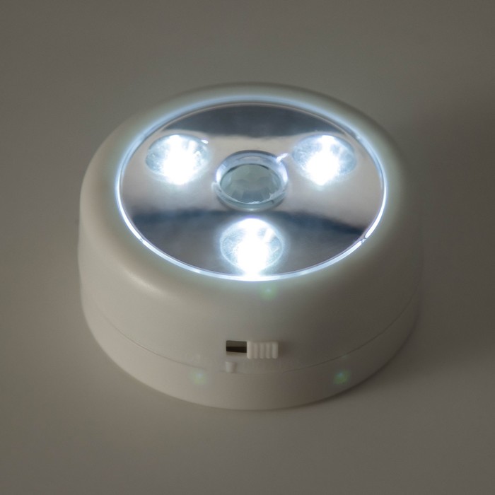 Ночник с датчиком "Анди" LED 1Вт от батареек 3хАAА белый (мебельный)  7х7х2,9 см RISALUX - фото 1888581925