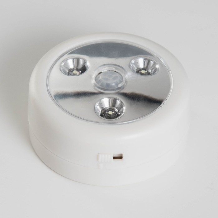 Ночник с датчиком "Анди" LED 1Вт от батареек 3хАAА белый (мебельный)  7х7х2,9 см RISALUX - фото 1907700099