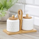 УЦЕНКА Набор банок керамических для сыпучих продуктов на бамбуковой подставке Доляна «Эстет. Герда», 4 предмета: 2 банки 300 мл, 2 ложки, цвет белый 9663999