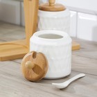 УЦЕНКА Набор банок керамических для сыпучих продуктов на бамбуковой подставке Доляна «Эстет. Герда», 4 предмета: 2 банки 300 мл, 2 ложки, цвет белый 9663999