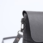 Сумка женская, через плечо, на магните, на длинном ремне, серая - Фото 6