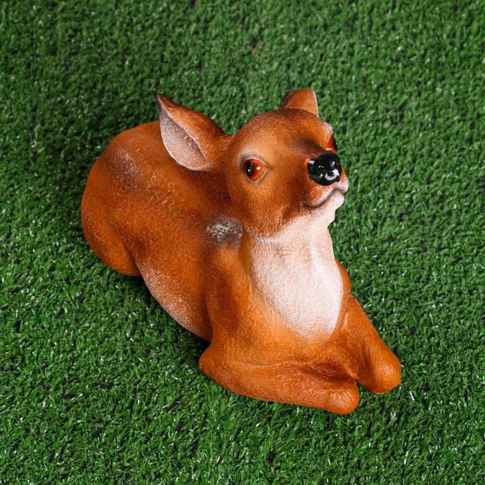 Садовая фигура "Лежащий оленёнок" из полистоуна Хорошие сувениры, 22 см, средняя, коричневая - фото 1907716042