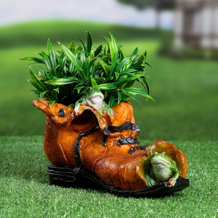 Фигурное кашпо "Ботинок с лягушками" коричневое, 24х14х14см