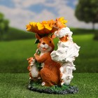 Садовая фигура "Белки с цветком" 25см - фото 24515183