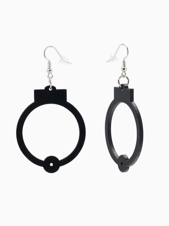 Серьги акриловые «Наручники», чёрные в серебре - Фото 1