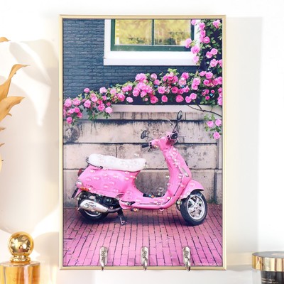 Ключница настенная декоративная «Гламурный скутер», 3 крючка на панно, пластик, МДФ, стразы, золото, 19.3×1.8×29 см