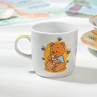 Набор детской посуды из керамики Доляна «Медвежонок и мёд», 3 предмета: кружка 230 мл, миска 400 мл, тарелка d=18 см, цвет белый - фото 4383939