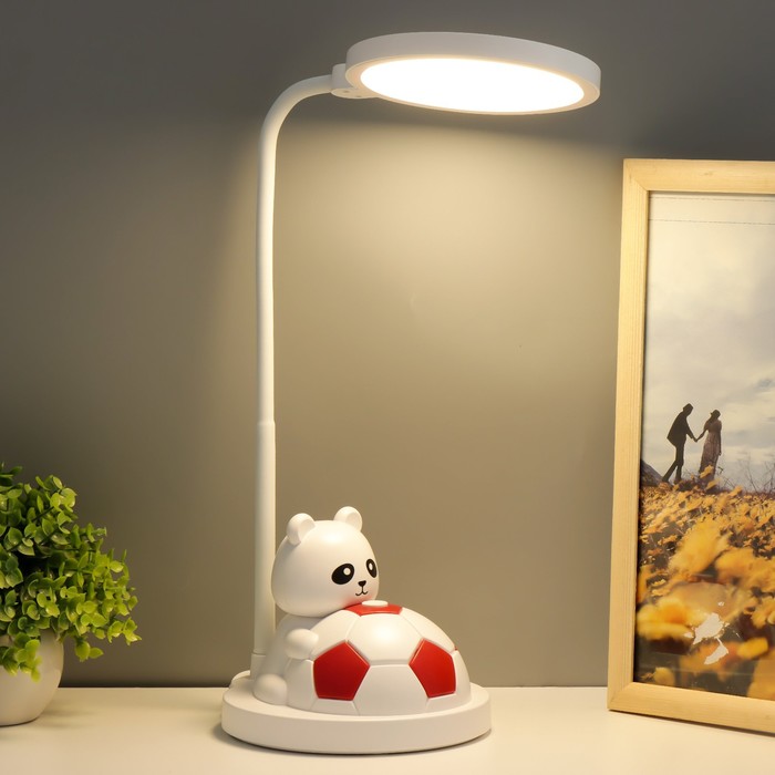 Настольная лампа "Мишка с мячом" LED  бело-красный 14х15х48 см RISALUX - фото 1907753667
