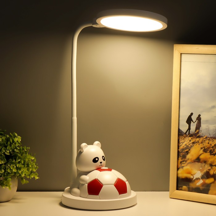 Настольная лампа "Мишка с мячом" LED  бело-красный 14х15х48 см RISALUX - фото 1926727225