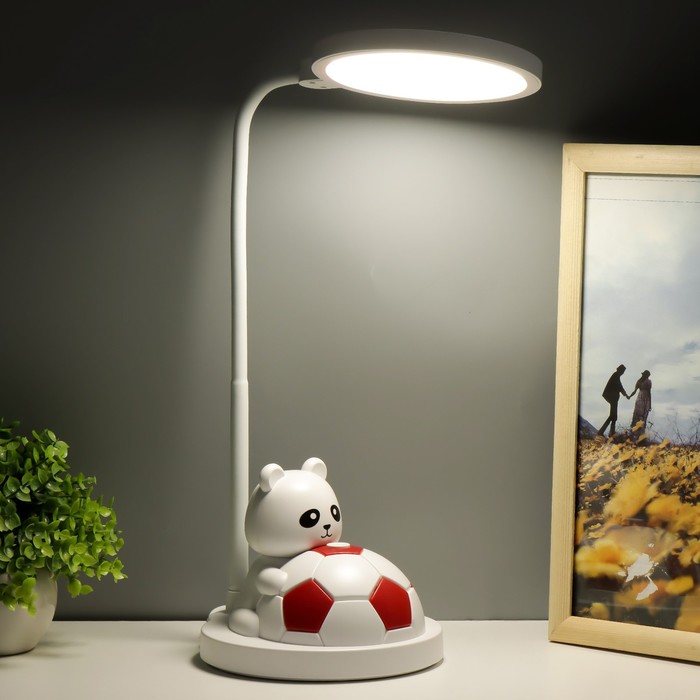 Настольная лампа "Мишка с мячом" LED  бело-красный 14х15х48 см RISALUX - фото 1907753669