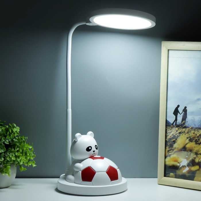 Настольная лампа "Мишка с мячом" LED  бело-красный 14х15х48 см RISALUX - фото 1907753670