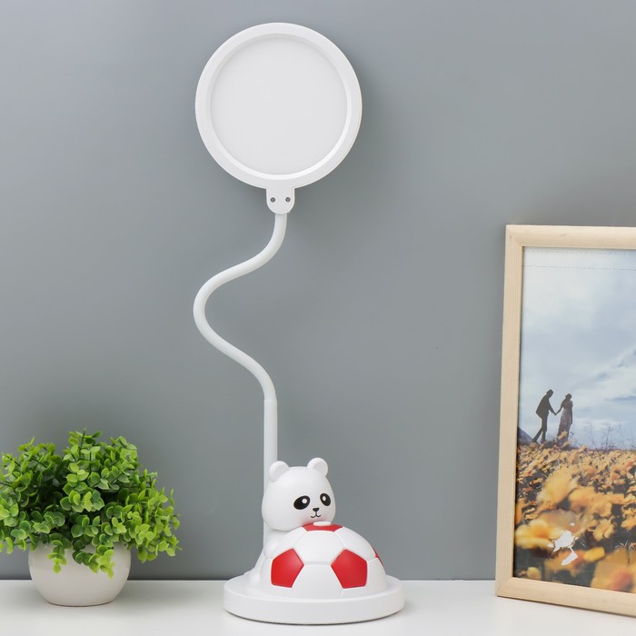 Настольная лампа "Мишка с мячом" LED  бело-красный 14х15х48 см RISALUX - фото 1907753671