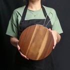 Доска разделочная с металлической ручкой, круглая, 35,8×25×1,6 см, тропическая акация - фото 22357565