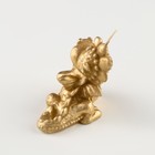 Свеча фигурная "Дракон с подарком. Символ года 2024", 7,5х5х8 см, золото - Фото 6