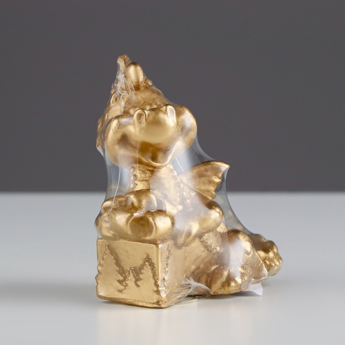 Свеча фигурная "Дракон с подарком", 7,5х5х8 см, золото