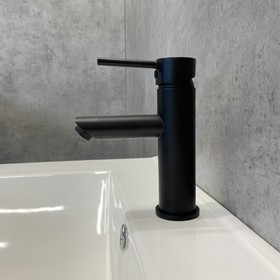 Смеситель для раковины Comforty FC018A-CMT, картридж 35 мм, цвет чёрный матовый