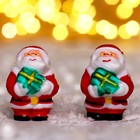 Миниатюра кукольная «Дед Мороз с подарком», набор 2 шт., размер 1 шт. — 3,3 × 2,3 см - фото 10667236