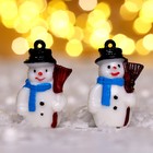 Миниатюра кукольная «Снеговик в чёрной шляпе», набор 2 шт., размер 1 шт. — 3,1 × 2,1 см - Фото 1