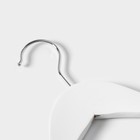 Плечики - вешалки для одежды LaDо́m Soft-Touch, 3 шт., деревянные, с перекладиной, широкие плечики, 44.5×23 см, белые - Фото 4