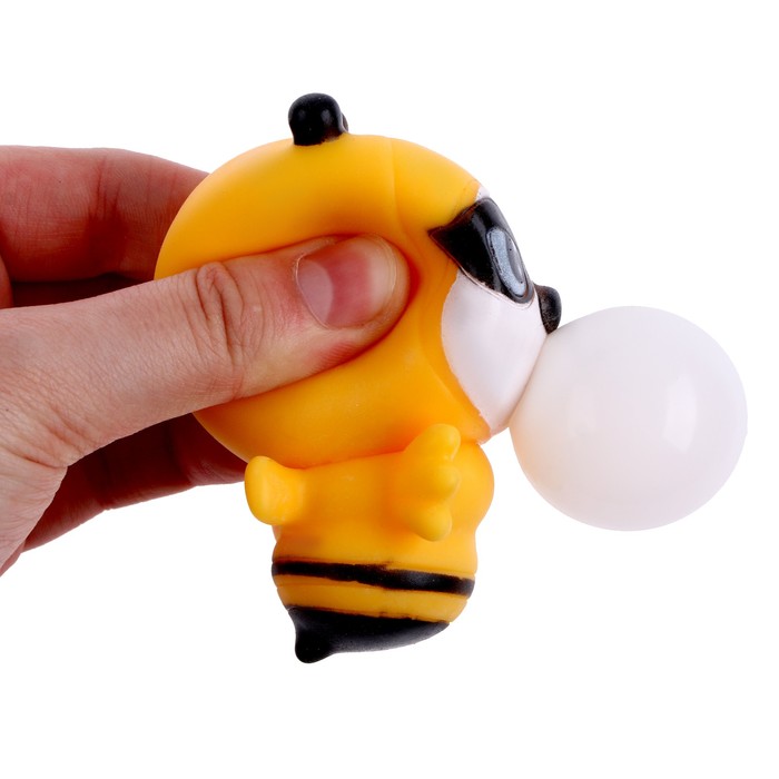 Мялка «Пчёлка» надувает шарик