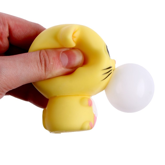 Мялка «Котик» надувает шарик