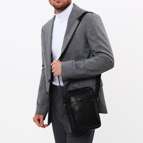 Сумка мужская на молнии, 2 наружных кармана, длинный ремень, цвет чёрный
