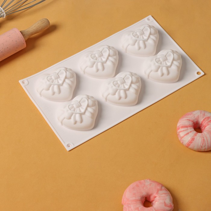 Форма силиконовая для выпечки и муссовых десертов KONFINETTA «Сердце с бантом», 19×17×6,5 см, 6 ячеек (7,1×6×2,5 см), цвет белый - фото 10675601