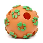 Мячик "Лапки" для собак с отверстиями, 8 см, оранжевый/зелёный - Фото 2