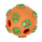 Мячик "Лапки" для собак с отверстиями, 8 см, оранжевый/зелёный - Фото 3